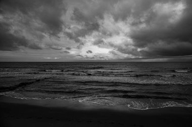 Villers-sur-mer rıhtım üzerindeki bulutlar - Normandiya, Fransa