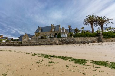 Ile de Batz sahilindeki eski ev (Roscoff), Finistere, Brittany, Fransa