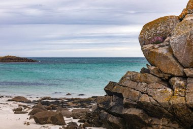 Ile de Batz (Roscoff), Finistere, Brittany, Fransa 'da beyaz bir kumsalda rock yapmak