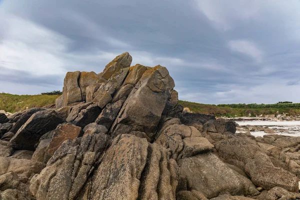 法国布列塔尼 菲尼斯特雷 巴兹岛 罗斯科夫 的一个白色沙滩上的岩石 — 图库照片