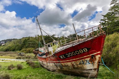 Gemi Plougasnou, Finistere, Brittany, Fransa 'da enkaza döndü.