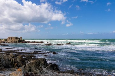 Pointe de Sehar 'da çalkantılı deniz, Tredrez-Locquemeau, Cotes d' Armor, Brittany, Fransa