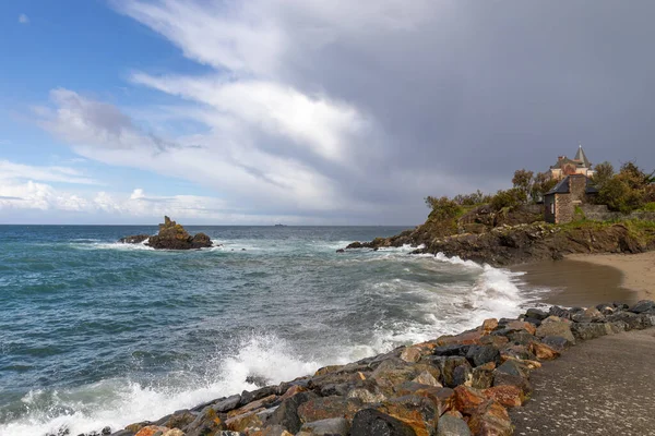 Waves Saint Quay Portrieux Cotes Armor Bretaña Francia Imagen de stock