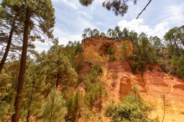 Fransa 'nın güneyindeki Luberon, Provence' deki Roussillon köyünün kayalıkları.
