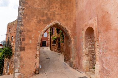 Fransa 'nın güneyindeki Luberon, Provence' deki Roussillon köyünün küçük bir caddesi.