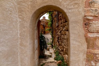 Fransa 'nın güneyindeki Luberon, Provence' deki Roussillon köyünde küçük bir geçit.