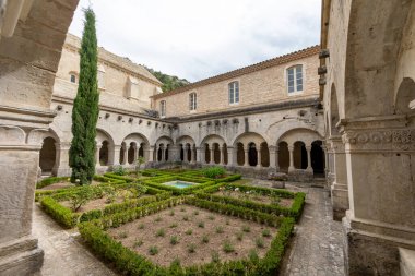 Fransa 'nın güneyindeki Luberon, Provence' de Gordes yakınlarında Senanques Manastırı 'nın manastırı.