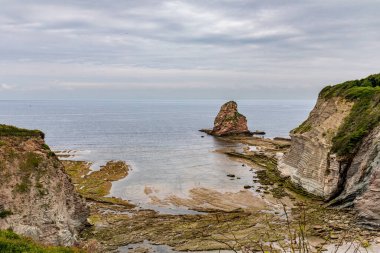 Hendaye 'de, Les Deux Jumeaux (İki İkiz), Pirene-Atlantik, Fransa yakınlarındaki Bask kornişi.