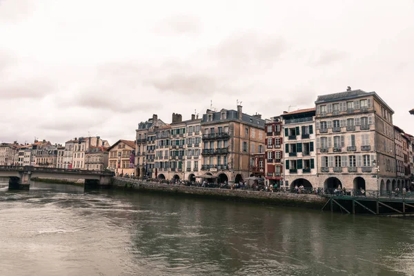 Nive Riverbank Bayona Pirineos Atlánticos País Vasco Francia — Foto de Stock