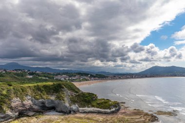 Hendaye, Pyrenees-Atlantiques, Bask Ülkesi, Fransa 'da Deux Jumeaux (İki İkiz) yakınlarında tuhaf bir timsah kaya oluşumu