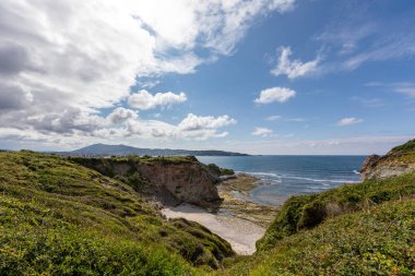 Hendaye 'deki Bask kornişi Les Deux Jumeaux (İki İkiz), Pirene-Atlantik, Bask ülkesi, Fransa