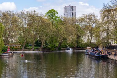 Hyde Park 'tan Küçük Venedik' e Regent Kanalı boyunca yürü Londo.