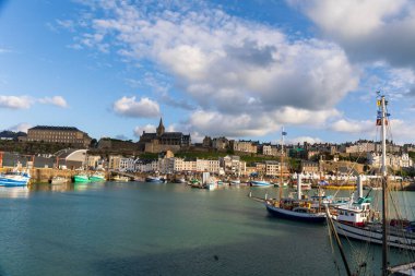 Granville Limanı ve Norman Sahili 'ne bakan Yukarı Şehir. Hayır!