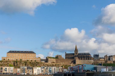 Granville Limanı ve Norman Sahili 'ne bakan Yukarı Şehir. Hayır!
