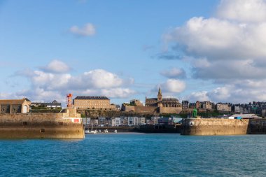Granville Limanı ve Norman Sahili 'ne bakan Yukarı Şehir. Hayır!