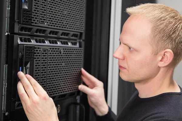 Крупный план It consultant installing server in datacenter — стоковое фото