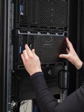 Colse-up bir BT Danışmanı yükleme datacenter Server'da