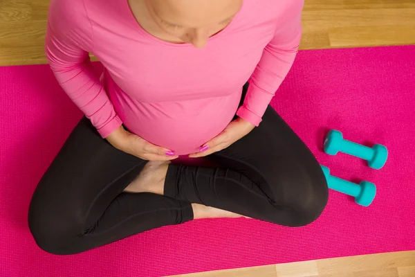 Mulher grávida fazendo uma pausa do treinamento — Fotografia de Stock