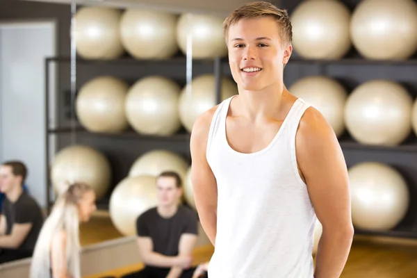 Retrato sonriente del joven en el gimnasio de fitness — Foto de Stock