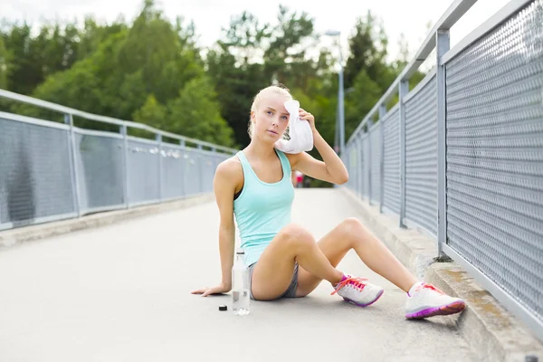 Coureur fatigué assis sur le sol et faisant une pause — Photo