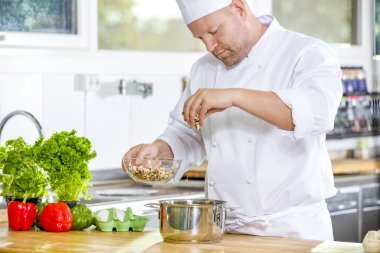 Profesyonel şef büyük mutfak yemek hazırlama