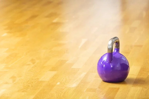 One kettlebell stands on the floor at fitness gym — Stock Photo, Image