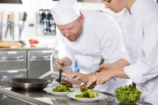 Ler professionell kock laga biff maträtt på restaurang — Stockfoto