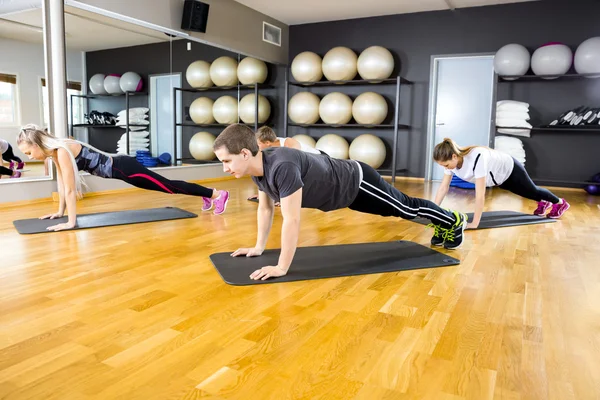 Bir grup insan şınav fitness spor salonu sınıfı — Stok fotoğraf