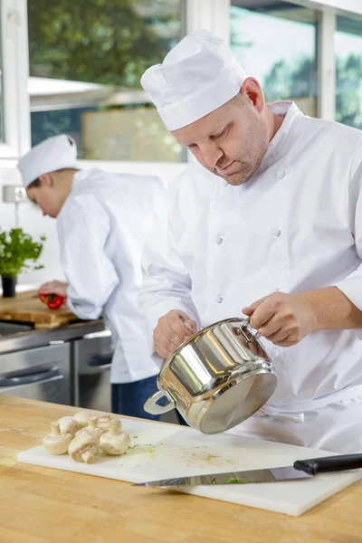 Chefs profesionales hace platos de comida en la cocina grande —  Fotos de Stock