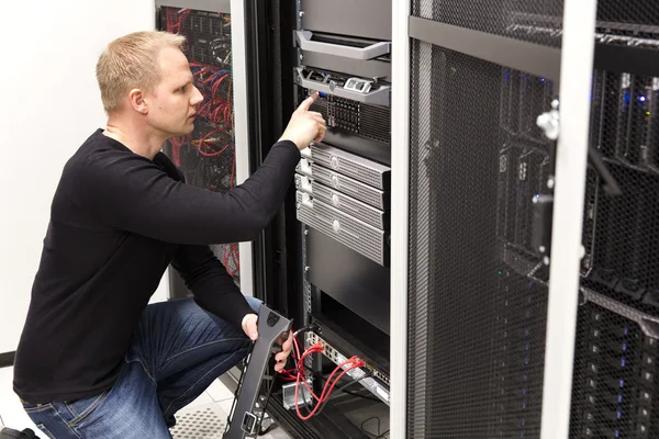 To technik udržují servery San v datacenter — Stock fotografie