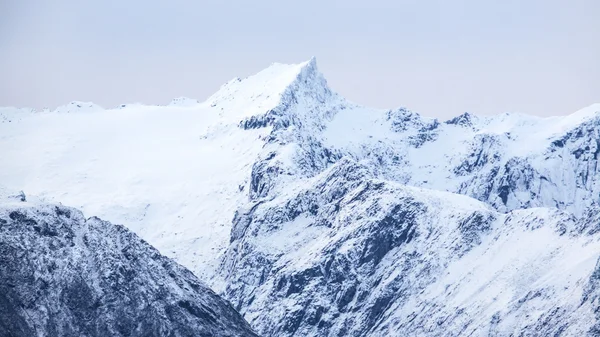 Soğuk kutup ortamında karlı dağlar — Stok fotoğraf