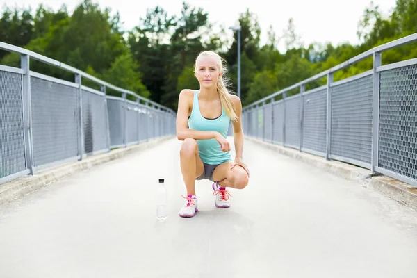 Ler kvinnliga löpare tar en paus efter att ha kört — Stockfoto