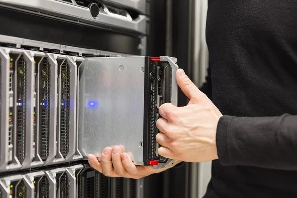 Det konsult installera bladservern i stora datacenter — Stockfoto