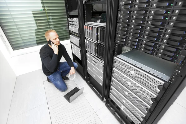 Consulente IT risolvere il problema con il supporto in datacenter — Foto Stock