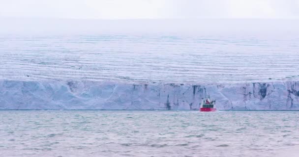Expedíciós hajó előtt egy hatalmas gleccser — Stock videók