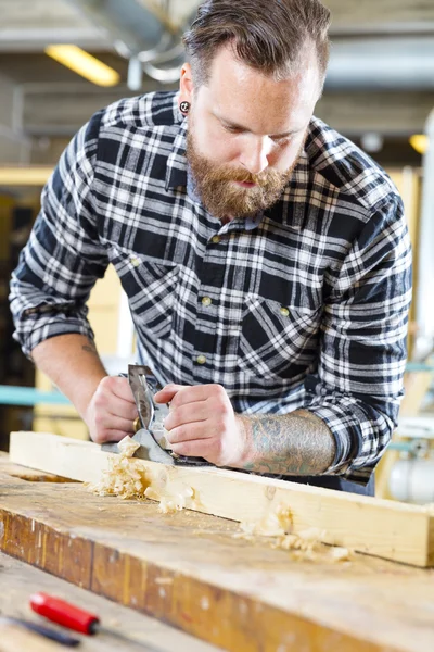 Trabajos de carpintería con cepilladora sobre tabla de madera en taller — Foto de Stock