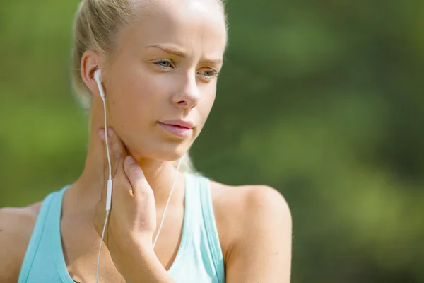 Blondine überprüft nach langem Lauf ihren Puls — Stockfoto