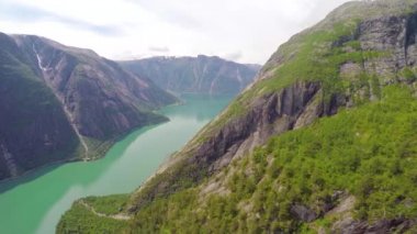 Hardanger Norveç'te güzel fiyort dağları arasında uçan