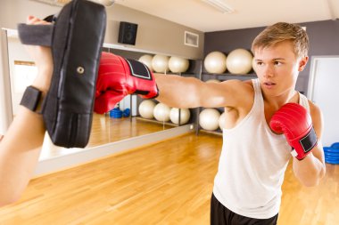 Fitness salonunda odaklı adam eğitim boks