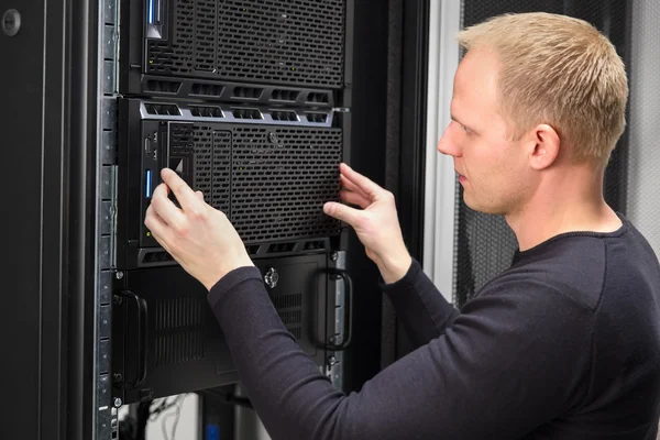 IT-Berater arbeitet mit Rack-Server im Rechenzentrum — Stockfoto