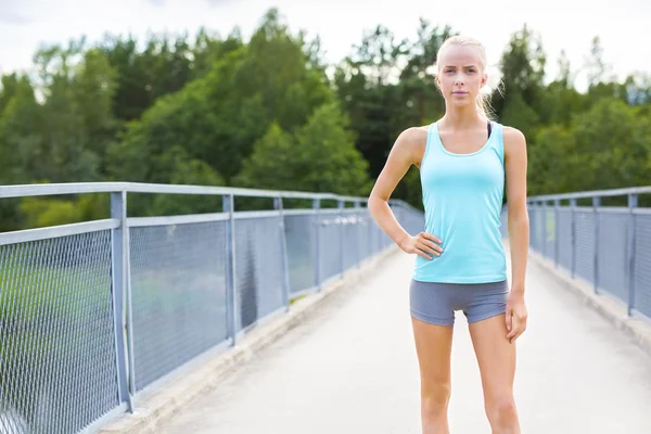 Corredor femenino confiado teniendo su descanso después de correr —  Fotos de Stock