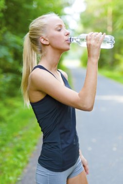 Kadın atlet içme suyu çalıştırdıktan sonra
