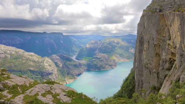 Turistas caminando en el acantilado de Preikestolen en lysefjorden Noruega — Vídeo de stock