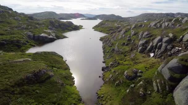 Flygfoto över bergsplatå och sjön högt över havet — Stockvideo