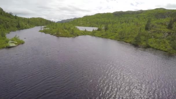 Luchtfoto van zoetwatermeer in de berg — Stockvideo