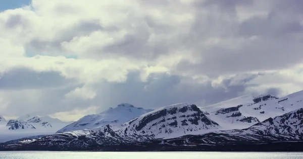 Тімелапс драматичних хмар над горами в арктиці — стокове фото