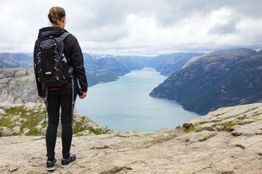 Kadın lysefjorden Norveç minber Rock hiking