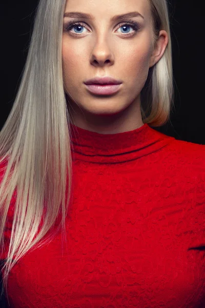 Närbild porträtt av en blond kvinna i röd klänning — Stockfoto
