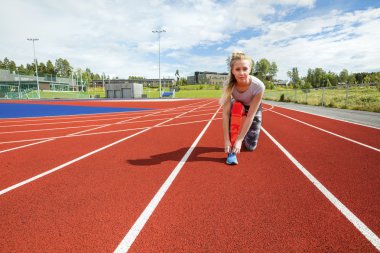 Kendine güvenen kadın çalışan raylara bağcık bağlama