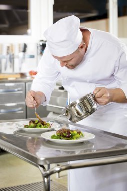Profesyonel chef restoranda et yemek hazırlamak